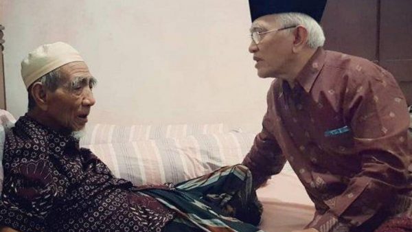 Dibonceng Motor Santri, Gus Mus Hadiri Tahlilan Mbah Moen