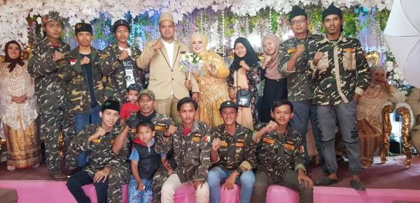Pesan Kyai Mako (Sekretaris PCNU Kota Bandung) Kepada Rekanita IPPNU yang Menikah dengan Pemuda Ansor.  Tepat Pada Hari Kemerdekaan yg ke 74, Sahabat Sandi Supriatna atau lebih akrab disapa Kang Pampam itu melepas masa lajang nya dengan menyunting Ning Yuyun Yunengsih Ketua IPPNU Kec. Babakan Ciparay Kota Bandung yang juga seorang Santriyah PKMW Taman Belajar Al-Afifiyah Pimpinan KH.Wahyul Afif Al-Ghafiqi atau Kyai Mako yg juga aktif di NU sebagai Sekretaris PCNU Kota Bandung.  Akad nikah yg dilaksanakan tepat Tanggal 17 Agustus 2019 dilanjutkan dengan resepsi pernikahan pada 18 Agustus 2019  Spirit dan dekorasi pernikahan bernuansa hari kemerdekaan RI dengan warna bendera Merah Putih yg dominan. Bahkan saat akad nikah pun kedua pasangan di balut dengan selendang bendera Merah Putih.  Sandi Pampam mengatakan hal ini untuk mengambil spirit perjuangan Para Ulama dan Pahlawan kemerdekaan RI, mengingat NAHDLATUL ULAMA dan INDONESIA itu satu kesatuan utuh yang tak busa dipisahkan.  "Saya NU ,keluarga saya NU, istri saya NU, dan NU itu cinta tanah air,hubbul wathon minal iman, NKRI diperjuangkan para santri, ulama dan seluruh elemen bangsa yang bersatu padu makanya nuansa pernikahan kami adalah semangat 17-an,hari kemerdekaan RI" Kata Kang Pampam  Kyai Mako hari itu bertindak menjadi perwakilan dari keluarga mempelai wanita yg tiada lain adalah santrinya sendiri yaitu Neng Yuyun Yunengsih yg juga Pengurus IPPNU Kecamatan Babakan Ciparay.  Dalam sambutannya Kang Mako, kyai muda  itu menasihati kedua mempelai terutama mempelai pria, Kang Mako menekankan kepada pengantin pria untuk memperlakukan Istrinya sebagaimana Nabi Muhammad SAW. Memperlakukan Siti Khadijatul Kubro, Sayiddina Ali Memperlakukan Siti Fatimah Az Zahra dll.  "Anaku, Aku harap engkau bisa memperlakukan Istrimu kelak Sebagaimana Kanjeung Nabi SAW memperlakukan Istrinya, Sebagaimana, Sayiddina Ali Memperlakukan Siti Fatimah Az Zahra. Ingatlah sabda Rosulullah bahwa yang terbaik diantara kalian adalah yang terbaik memperlakukan istrinya"Ujar Kang Mako.  Kang Mako juga mengingatkan kepada kedua mempelai bahwa mereka berdua diikat dengan Mitsaqon Gholido Asma Alloh untuk saling menghalalkan,kalian telah berikrar atas nama Alloh maka jangan sampai ikatan itu putus oleh kata-kata manusia, ataupun bisikan tetangga, jadikan Agama Islam dengan Al-Qur'an dan Sunnah sebagai tuntunan didalamnya menempuh biduk rumah tangga, Tegakkan Sholat di keluargamu, ingatkan untuk senantiasa menutup aurat istri dan anak-anakmu.  Sebagai Suami ada hak istri yang mesti ditunaikan,yakni: Berikanlah Makanan baginya, Pakaiannya, Tempat tinggalnya, Pendidikan baginya, serta Perhatian atau kasih sayang.    "Ingatlah kalian dipertemukan di majelis taklim dan menikah di tempat yg penuh keberkahan ingatlah rahmat Alloh dan Tempat yg pernah Mempertemukan Kedua Mempelai ditempat Majelis Ilmu di Pengajian Al-Afifiyah ini, bukan di mall ataupun di acara konser". Kata KH. Wahyul Afif Ag.   "IngatlahRahmat Alloh yg telah Mempertemukan Kalian Berdua,  Sayangilah Kedua Orangtua Kalian, Guru-guru kalian dan juga orangtua dan keluarga dari pasanganmu maka insyaalloh Sang Maha Rohman Maha Rahim Akan Menyayangi Kalian Berdua" Lanjut KH, Wahyul Afif Al-Ghafiqi   Beliaupun menutup Sambutannya dengan Doa2 kebaikan Untuk kedua Pasangan Maupun Hadirin yg hadir Pagi itu.