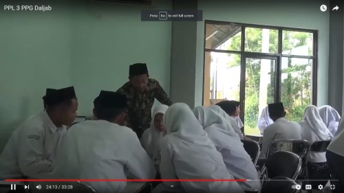 Guru memberi arahan kepada siswa untuk belajar secara mandiri. (foto: dok Pribadi)